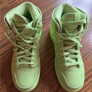 💚EUC Billie Eilish Nike Jordan 1s Retro Ghost Green💚